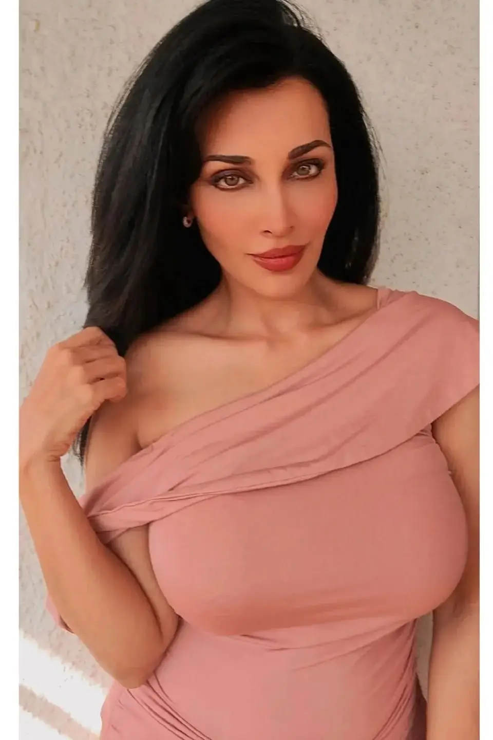 Flora Saini Model Profile Photo